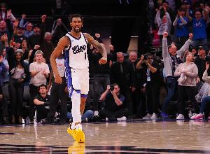 怎么投都有！蒙克单脚骑马射箭轰进压哨打板三分 首节4中4拿11分 - 资讯配图