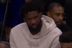 帝之微笑!76人末节落后马刺40+ 恩比德坐在替补席面带笑意 - 资讯配图