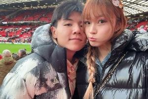 打卡老特拉福德!徐彬社媒晒与女友观赛曼联:距离偶像最近的一次 - 资讯配图