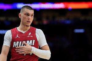 正常发挥！希罗15投8中拿到22分3篮板2助攻1抢断 正负值+8 - 资讯配图