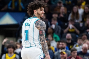 很浪~拉梅洛·鲍尔19中5&三分13中4砍15+5+9+5 大胜但正负值-5 - 资讯配图