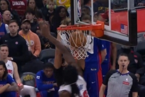 一飞冲天！克雷格·波特底线突破 过掉防守起飞双手暴扣 - 资讯配图