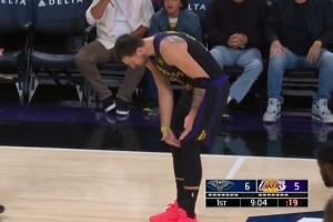 很危险啊！东契奇突破与锡安对膝表情痛苦 调整后继续打 - 资讯配图