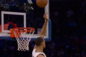 这都能忍住！文班想盖马克西抛投 但瞬间判断出干扰球 硬生生收手 - 资讯配图