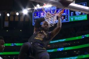 斯玛特快攻假传晃倒詹姆斯？不要紧！后者赶忙起身仍献暴扣2+1 - 资讯配图