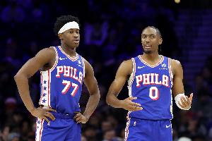 马克西：我第三节离场去更衣室看埃奇库姆的情况 他状态还可以 - 资讯配图