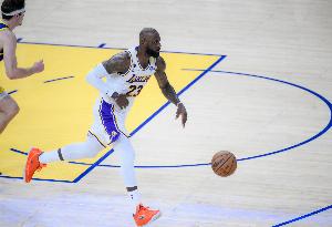 美记：提议LBJ模仿霉霉“时代巡回退役巡演” 和每支队签一周合同 - 资讯配图