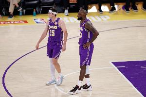 雷迪克：今天的排兵布阵有调整 让詹姆斯和里夫斯一起打更长时间 - 资讯配图