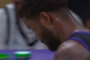 这球烫手？艾顿篮板再现黄油手出界 随即被换下 - 资讯配图