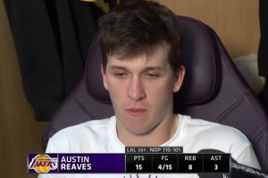 第三节伤到手腕！里夫斯：撞到麻筋了&手都麻木了 暂停后好了些 - 资讯配图