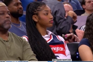 小卡特本场缺阵!绯闻女友里斯身穿奇才球衣支持弟弟朱利安·里斯 - 资讯配图