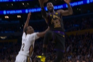 没加罚！詹姆斯反击快下被拉拽仍然上篮打中 裁判没有表示 - 资讯配图