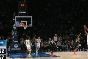 谁说我冒充职业球员？吕佩尔底角接球 出手压哨三分球进灯亮 - 资讯配图