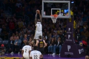 会飞的胖虎！琼斯送抛传 锡安冲天而起双手空接炸筐 - 资讯配图