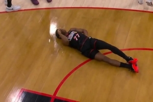 埃奇库姆投篮时被卡布撞到失衡摔倒背部着地 本场比赛不会回归 - 资讯配图