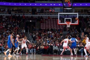 希望无碍！布泽利斯抢板时踩到肯威崴脚离场 在通道调整 - 资讯配图