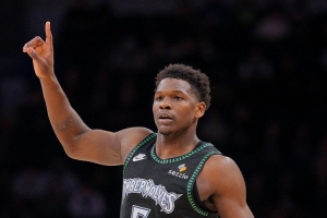 攻防俱佳!爱德华兹半场13中8&三分5中3 砍下21分并有4次抢断 - 资讯配图