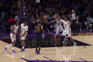 投桃报李！东契奇直塞助攻艾顿吃饼&艾顿前场板回传东契奇得分 - 资讯配图