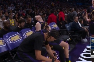 不在状态！里夫斯强攻被帽&4投0中 湖人挑战成功拿回球权 - 资讯配图