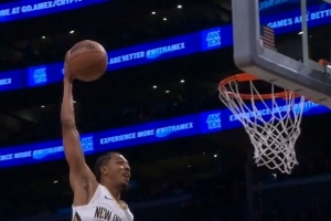 石破天惊！琼斯抢断反击 墨菲罚球线一步起飞超远滑翔战斧暴扣 - 资讯配图