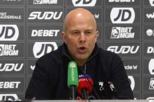 斯洛特：戈麦斯的折射球，我得看看他如何挡球，或者只是运气不好 - 资讯配图