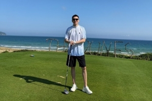 假期生活很惬意！杨鸣晒近照：十五的 十六圆 - 资讯配图