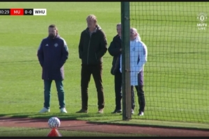 重视青训！拉特克利夫现场观看曼联U18梯队比赛 - 资讯配图