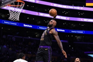 三连胜！湖人发布赢球海报：封面为詹姆斯起飞单臂暴扣瞬间 - 资讯配图