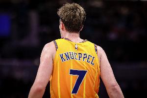 外线哑火!克尼佩尔半场9投仅2中拿到4分4板 三分5中0 - 资讯配图