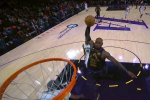 默契这一块斯玛特1防2鬼手抢断 詹姆斯跟进翱翔擎天劈扣 - 资讯配图