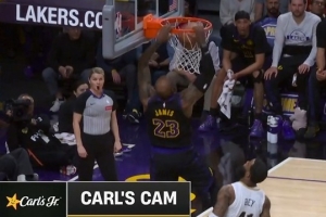 仙人指路！斯玛特送精准长传 詹姆斯篮下起飞双手空接暴扣 - 资讯配图