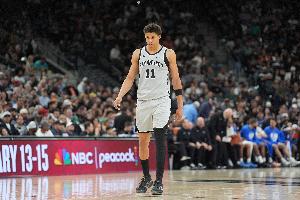 进步明显！卡特·布莱恩特上半场5中3得到8分4板1助 三分4中2 - 资讯配图