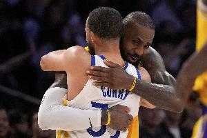 詹库谁改变比赛更多?路威:詹迫使超级球队诞生 库里创三分时代 - 资讯配图