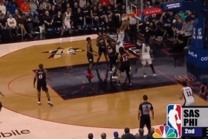 不要太轻松！卡斯尔借掩护突破抛传 文班随便空接双手暴扣 - 资讯配图