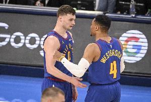 布劳恩：威少推动我每晚都要全力以赴 不然我位置很可能被他顶替 - 资讯配图