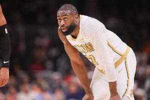 要做更多了!杰伦·布朗半场13中5拿下13分4板3助 球队落后21分 - 资讯配图