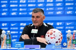 成都蓉城队主教练约翰·阿洛伊西和队长韦世豪出席赛前新闻发布会 - 资讯配图