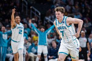 黄蜂以20+分差击败近三年卫冕冠军 NBA历史第四队&近60年来首队 - 资讯配图