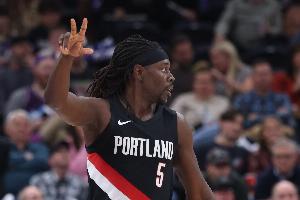 就你靠谱!霍勒迪半场7中5&4记三分拿下14分2板5助 - 资讯配图