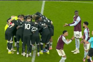 心理战!切尔西球员开球前围在中圈引维拉不满,奥纳纳贡献表情包 - 资讯配图