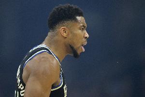 仍然是怪兽！字母哥持球推进直接杀篮下 隔着两人完成炸扣 - 资讯配图