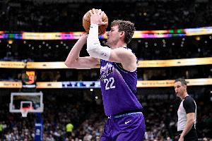 很果断！爵士落后不叫暂停 菲利波夫斯基追身三分稳稳不中 - 资讯配图