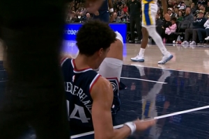 不要啊！尼德豪泽盖帽落地时崴脚受伤 十分痛苦被搀扶离场 - 资讯配图