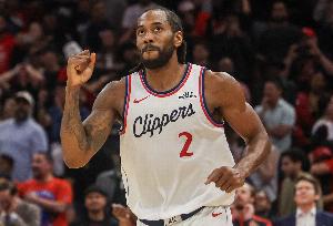 无解进攻！伦纳德背转身翻身跳投&暴扣个人连续得分 - 资讯配图