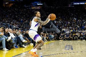 难救主！基昂特·乔治24中10拿到30分4板 三分11中5 - 资讯配图