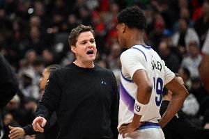 明摆！爵士最后5分钟仅2分 乔治2个离谱三不沾+4个暂停一个不用 - 资讯配图