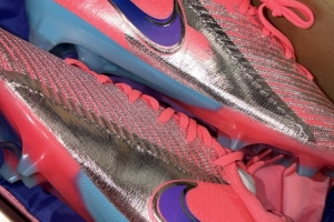 了却一桩心愿！索博斯洛伊晒维尼修斯送给自己的专属战靴 - 资讯配图