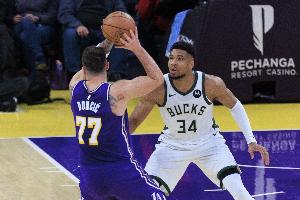 美记:字母更喜欢在东海岸打球且他不想与持球过多的控卫一起打球 - 资讯配图