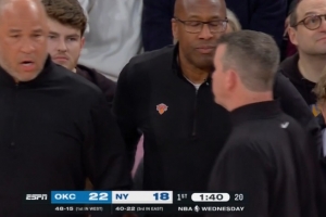 再吹就仨了！布伦森造亚历山大进攻犯规未果 布朗不满吃T - 资讯配图