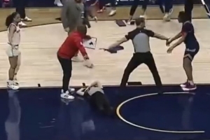 NCAA女篮赛场爆发大规模冲突：女裁判被一拳KO倒地 最终8人被驱逐 - 资讯配图